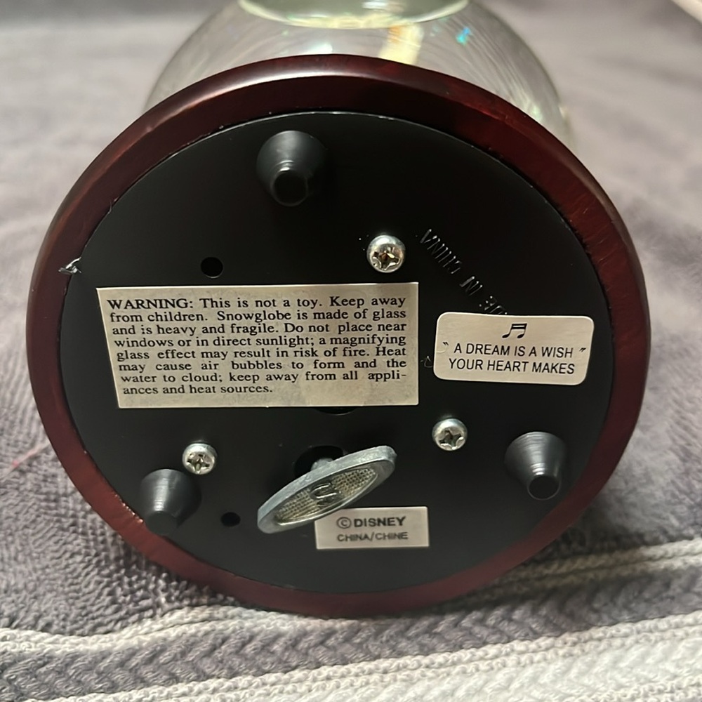 Walt Disney World Castle "A Dream Is A Wish Your Heart Makes" Snow Globe - Picture 4 of 4